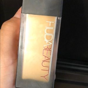 HUDA beauty foundation. Shade creme brûlée